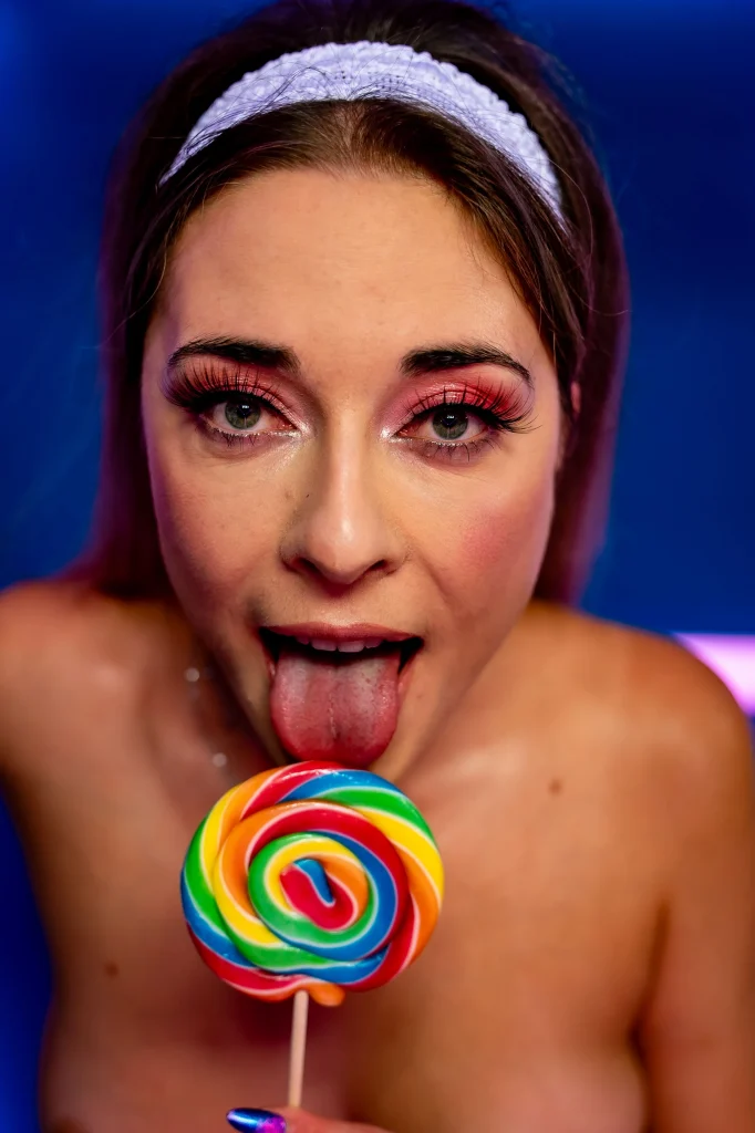 Lenifetisch leckt an einem Lolli